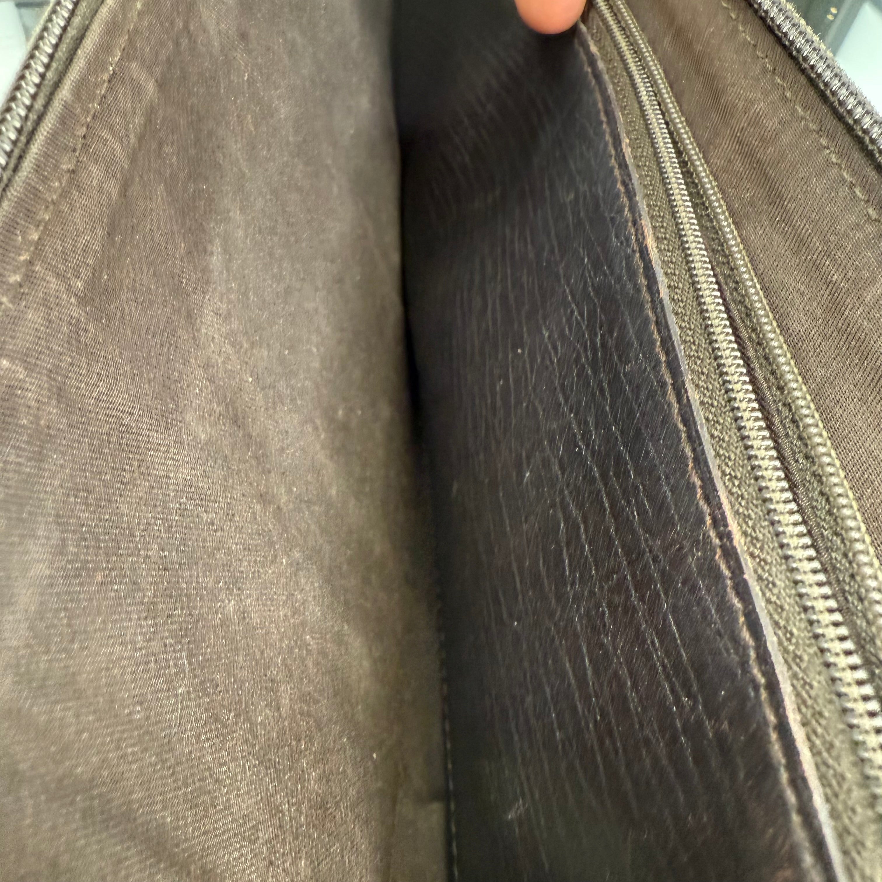 GUCCI GG Supreme Zip Around Clutch Bag