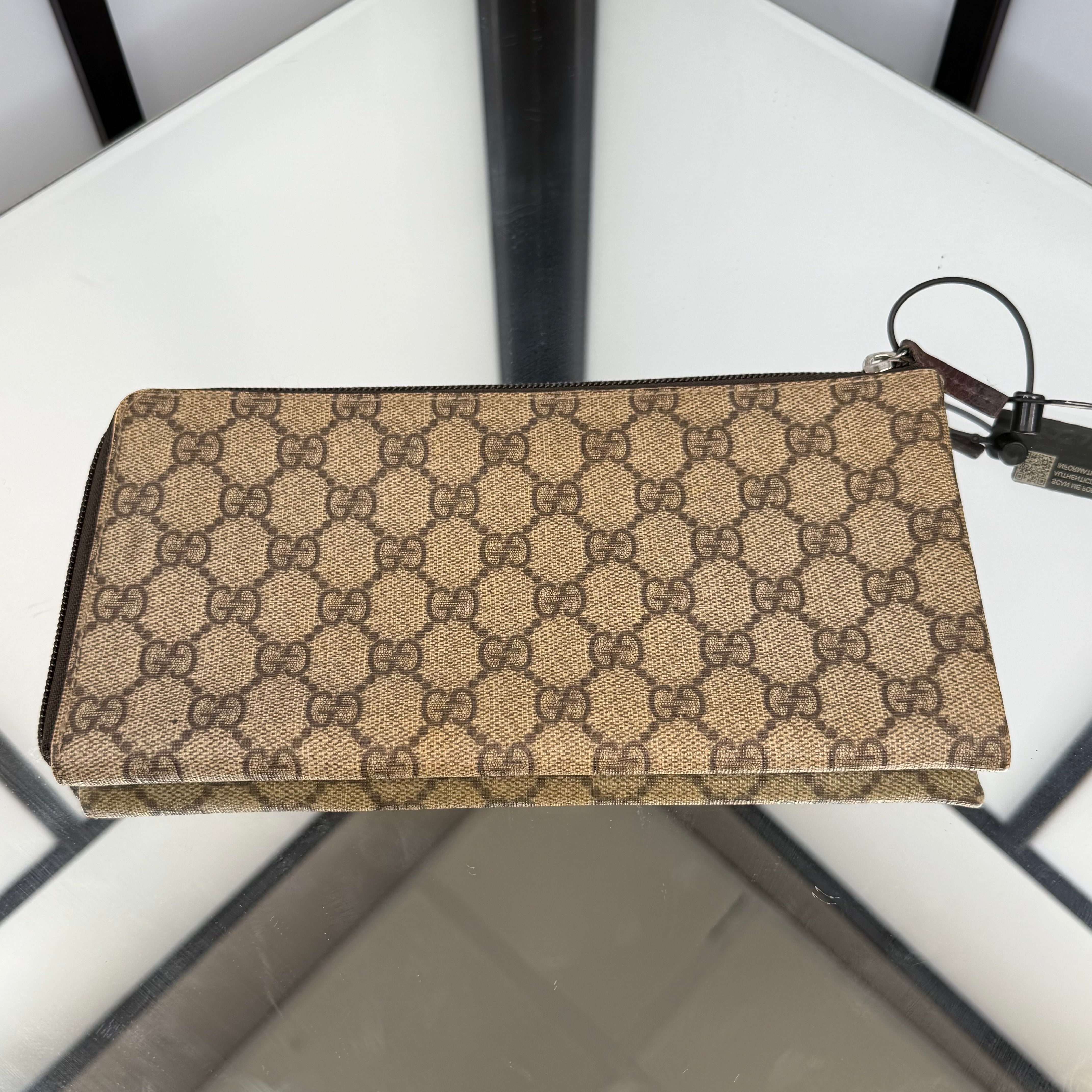 GUCCI GG Supreme Zip Around Clutch Bag
