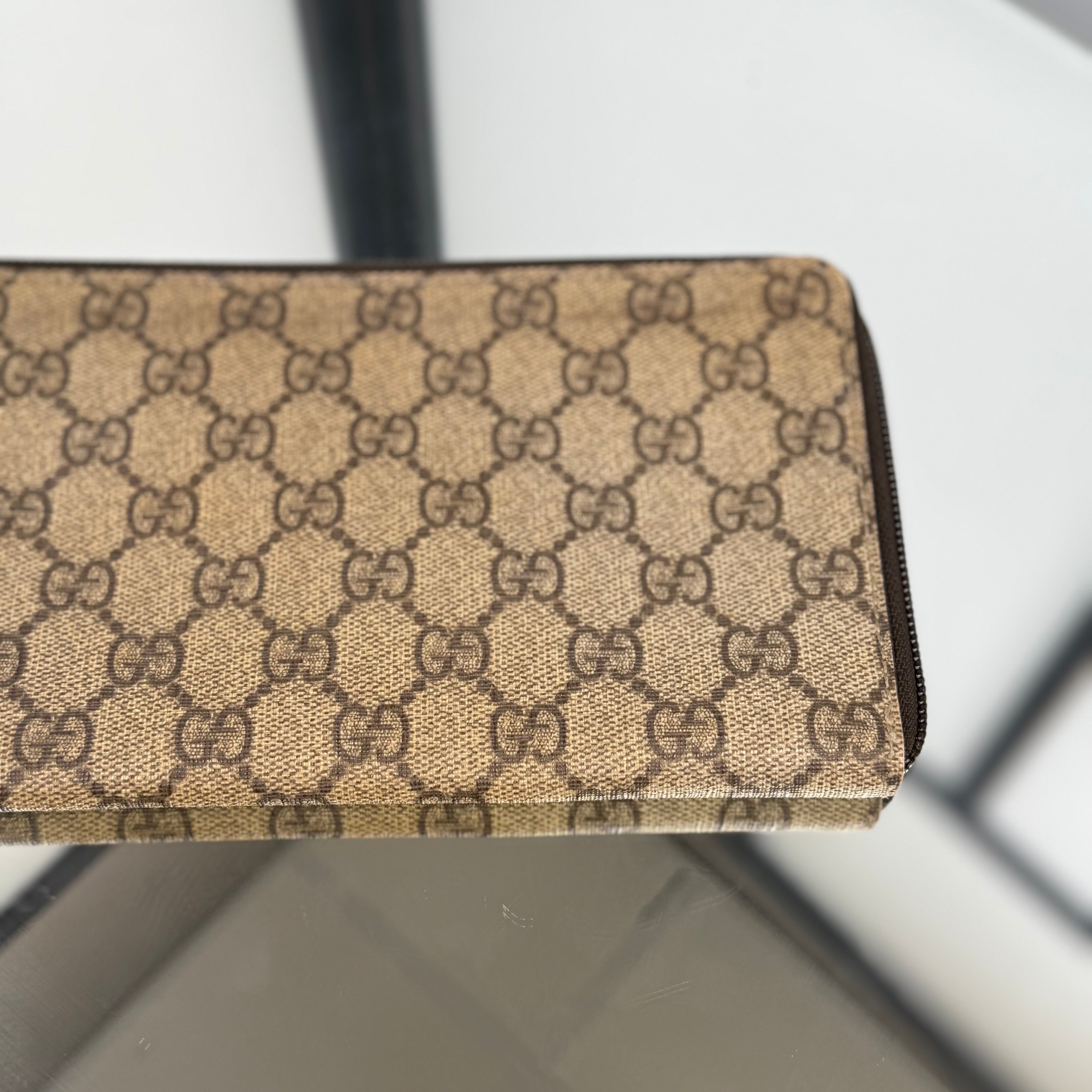 GUCCI GG Supreme Zip Around Clutch Bag