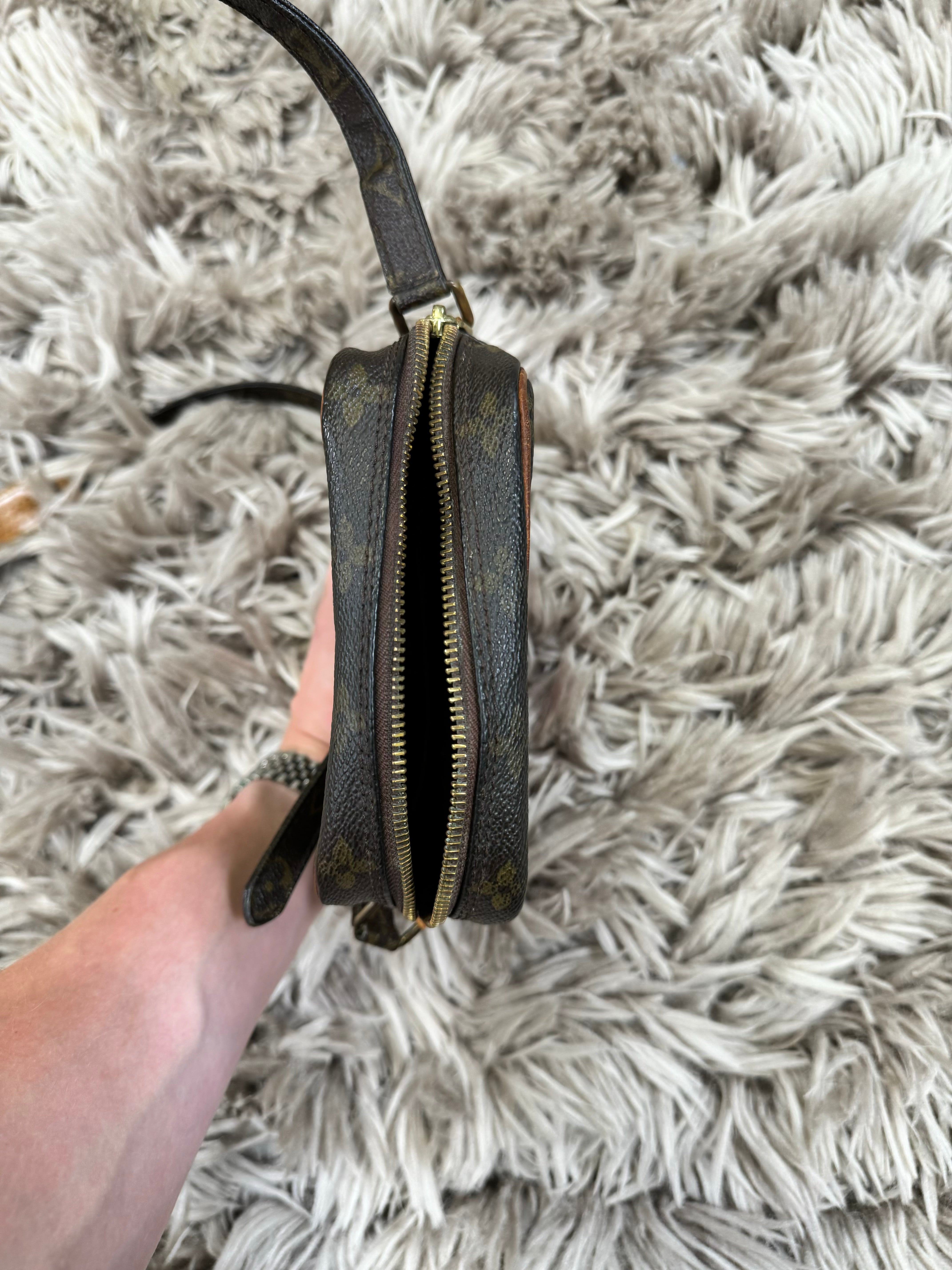 Louis Vuitton shoulder bag (small sized)