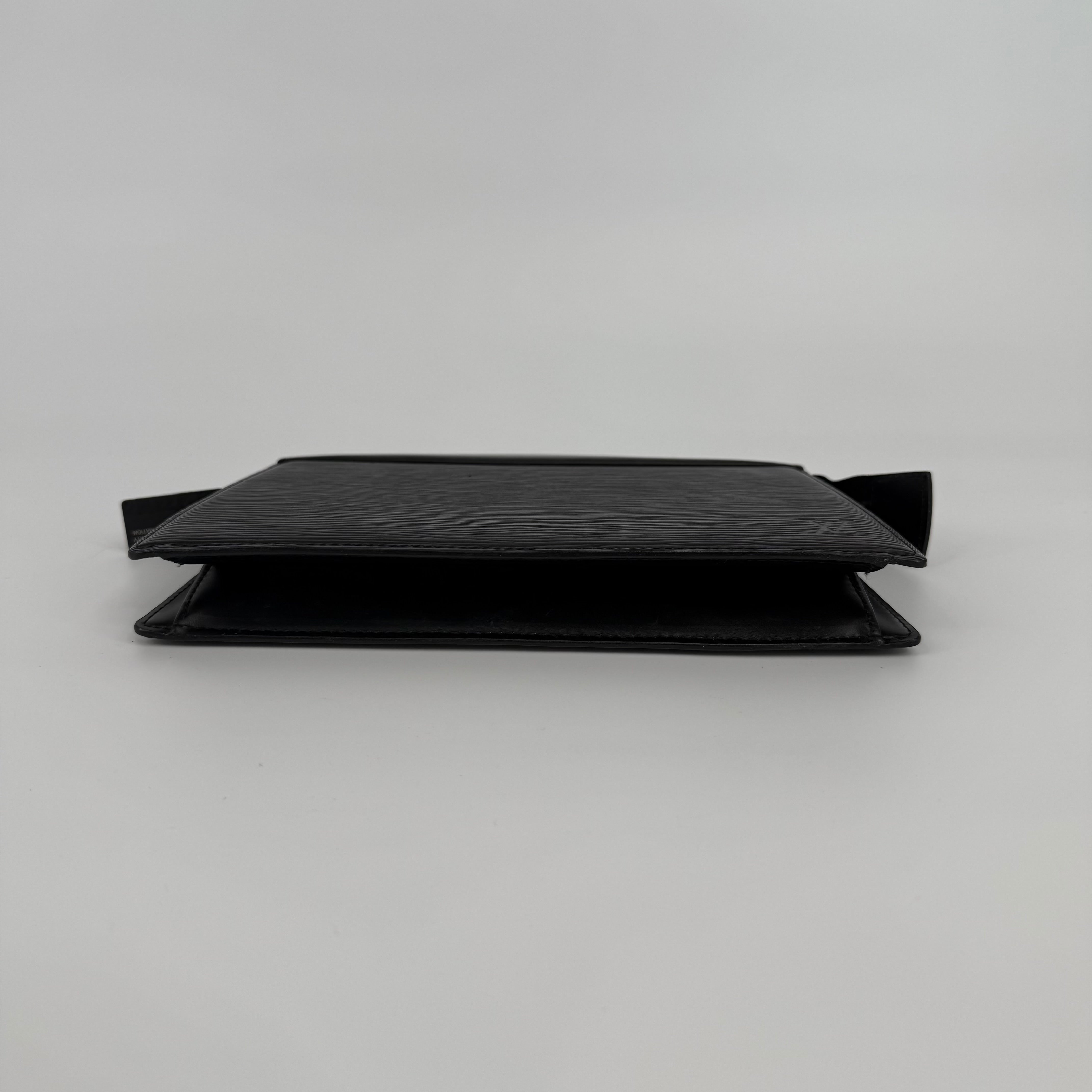 Louis Vuitton Epi Black Trusse Crete Clutch
