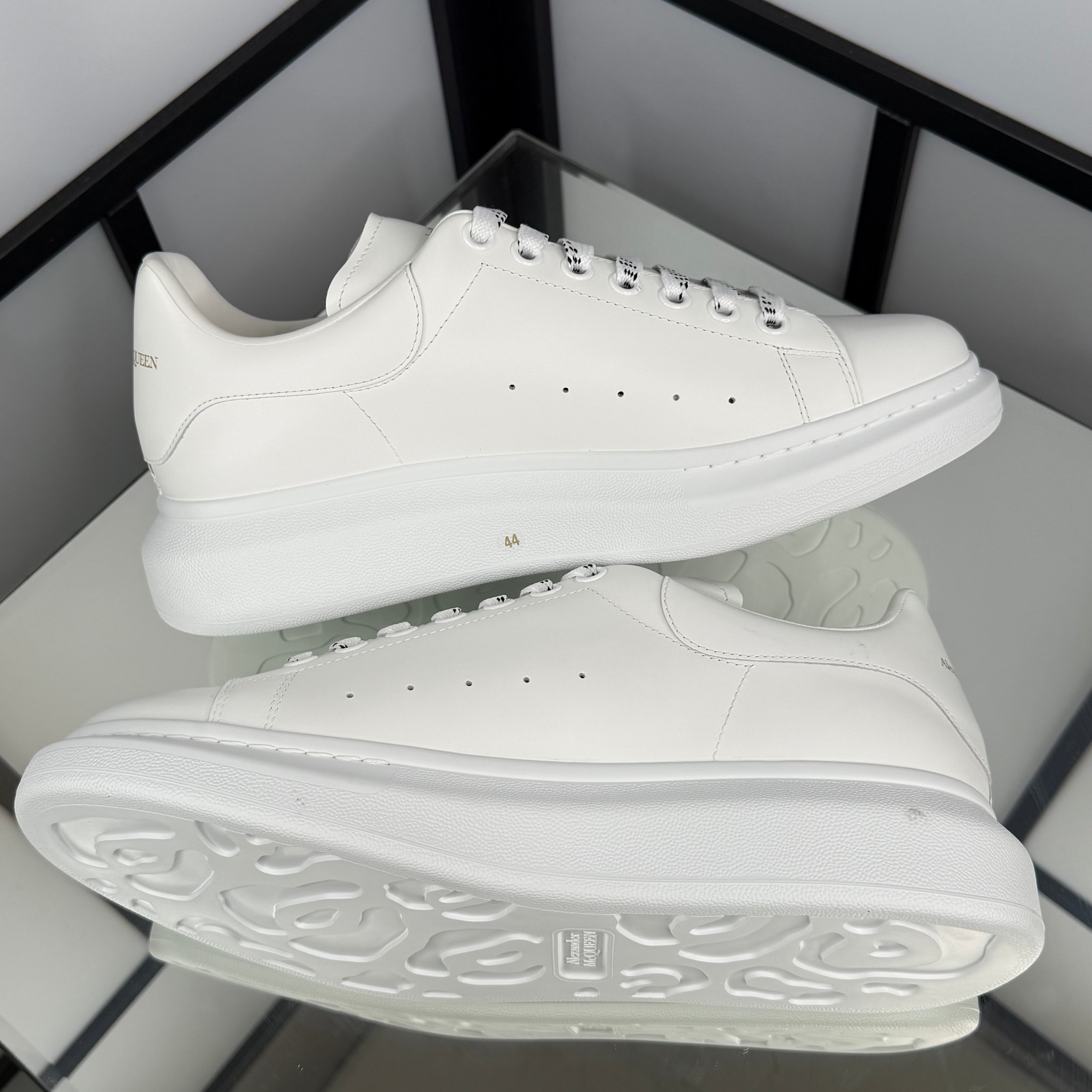 Alexander McQueen Sneakers. Triple White. Size 44eu