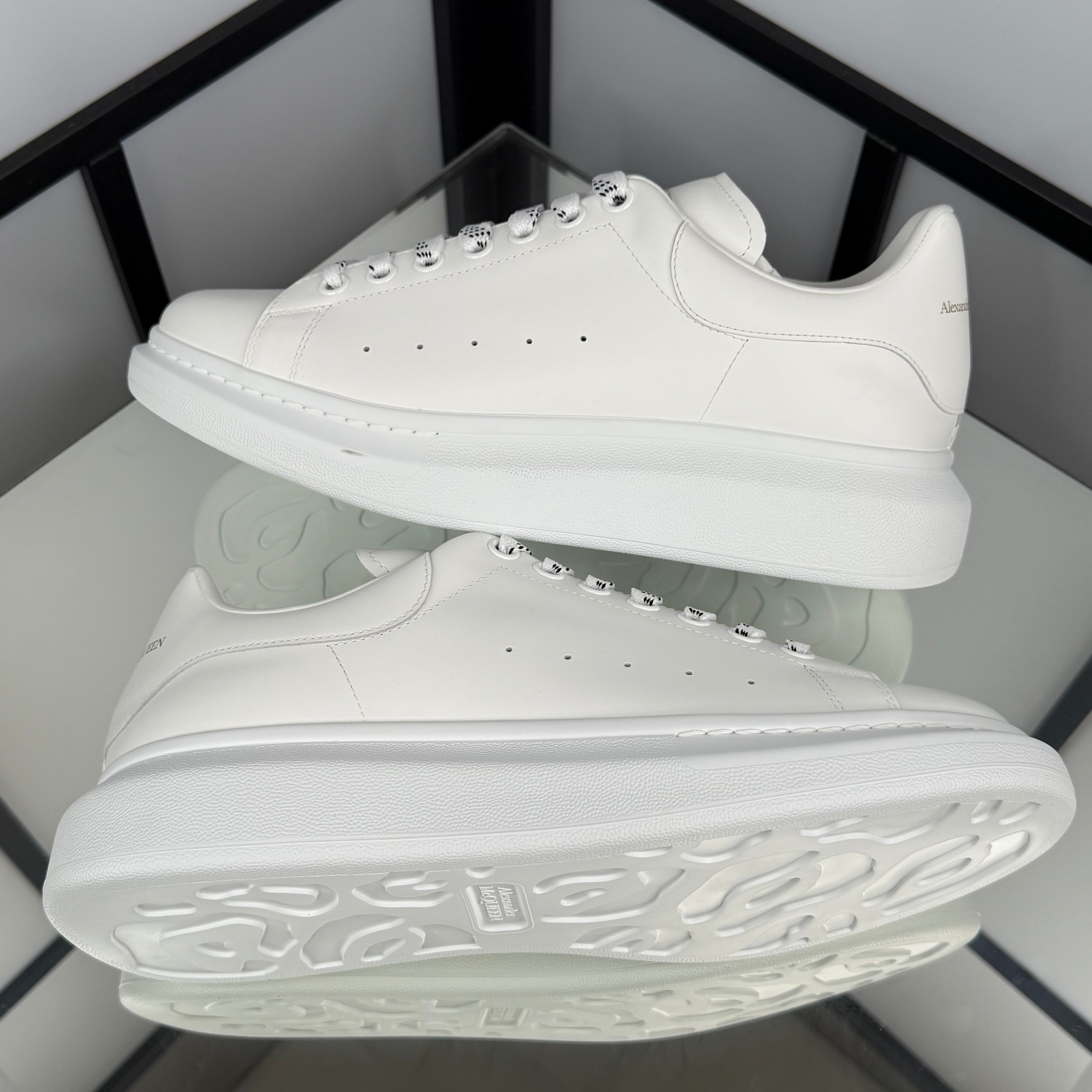 Alexander McQueen Sneakers. Triple White. Size 44eu